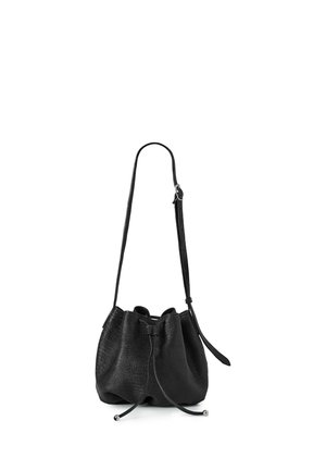 Zwart gestructureerde leren bucketbag met verstelbare schouderriem en trekkoordsluiting met zilverkleurige metalen uiteinden.