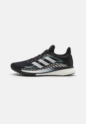 SOLAR GLIDE - Stabilty running shoes - core black