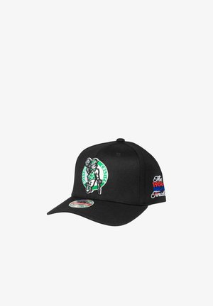 Schwarze Baseballkappe mit dem Boston Celtics-Logo auf der Vorderseite und der Stickerei "The 1986 NBA Finals" an der Seite.