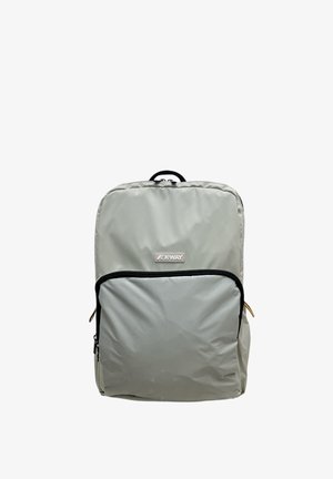 Zaino in nylon grigio chiaro con una tasca anteriore con zip, dettagli in zip neri e una maniglia superiore. Presenta una patch con il logo sul fronte.