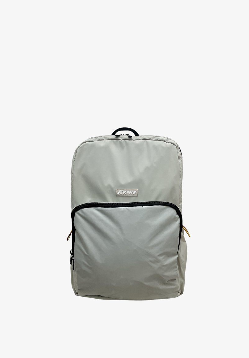 Zaino in nylon grigio chiaro con una tasca anteriore con zip, dettagli in zip neri e una maniglia superiore. Presenta una patch con il logo sul fronte.