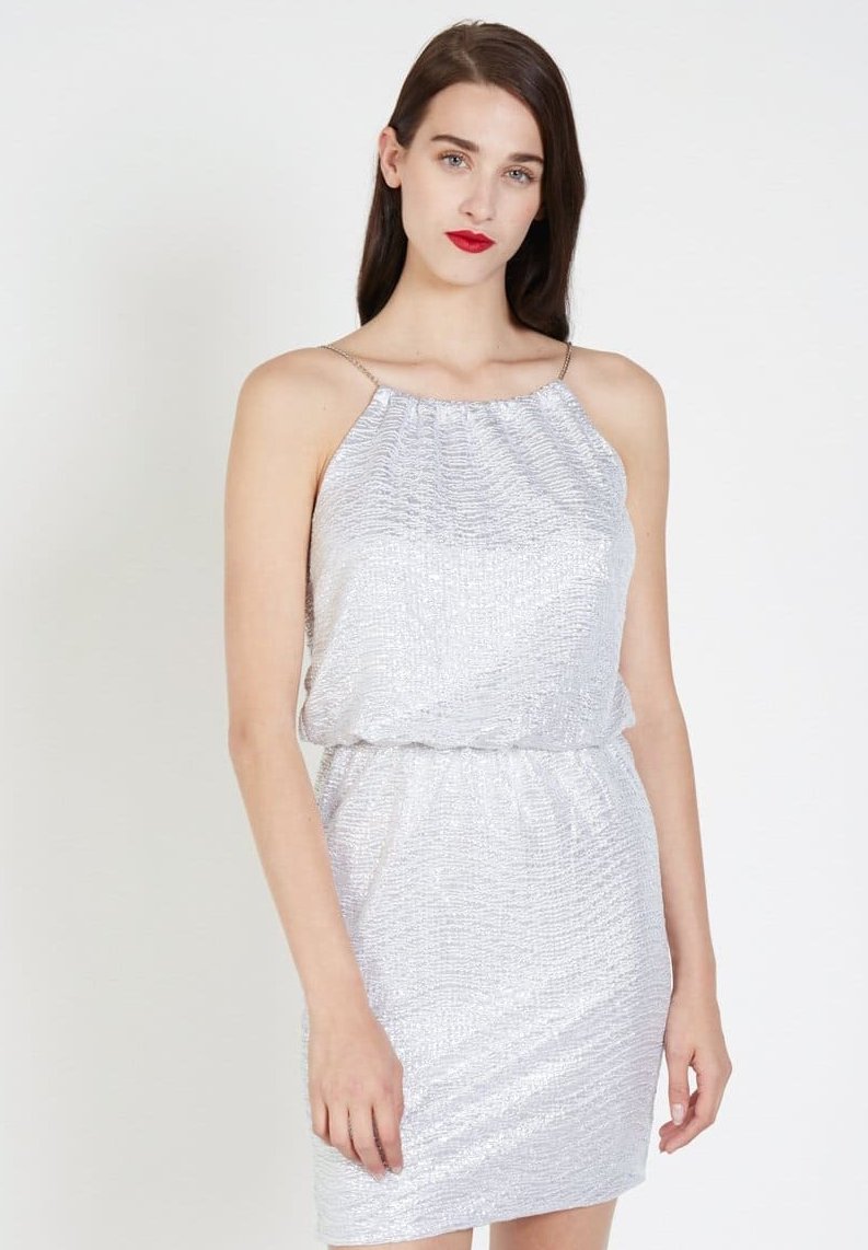 Vestido plateado sin mangas con una tela texturizada y cintura fruncida. Presenta tirantes finos y un ajuste ligeramente holgado, creando una silueta fluida.