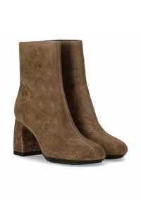 Stivali alla caviglia in suede marrone con tacco a blocco, caratterizzati da una superficie liscia, punta arrotondata e dettagli di cucitura minimi.