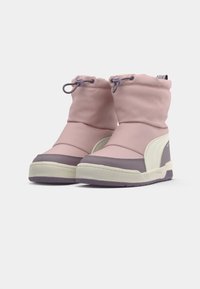 Roze en paarse gewatteerde enkelboots met een textured oppervlak, contrasterende witte accenten en elastische trekkoordsluitingen.