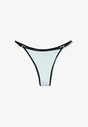 Svetlo modri prosojni tangice s črnimi robovi, ki imajo gladko teksturo, minimalno pokritost in prilagodljive stranske dele za varno prileganje.