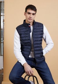 Tommy Hilfiger - PACKABLE VEST - Liivi - desert sky Pienoiskuva 1