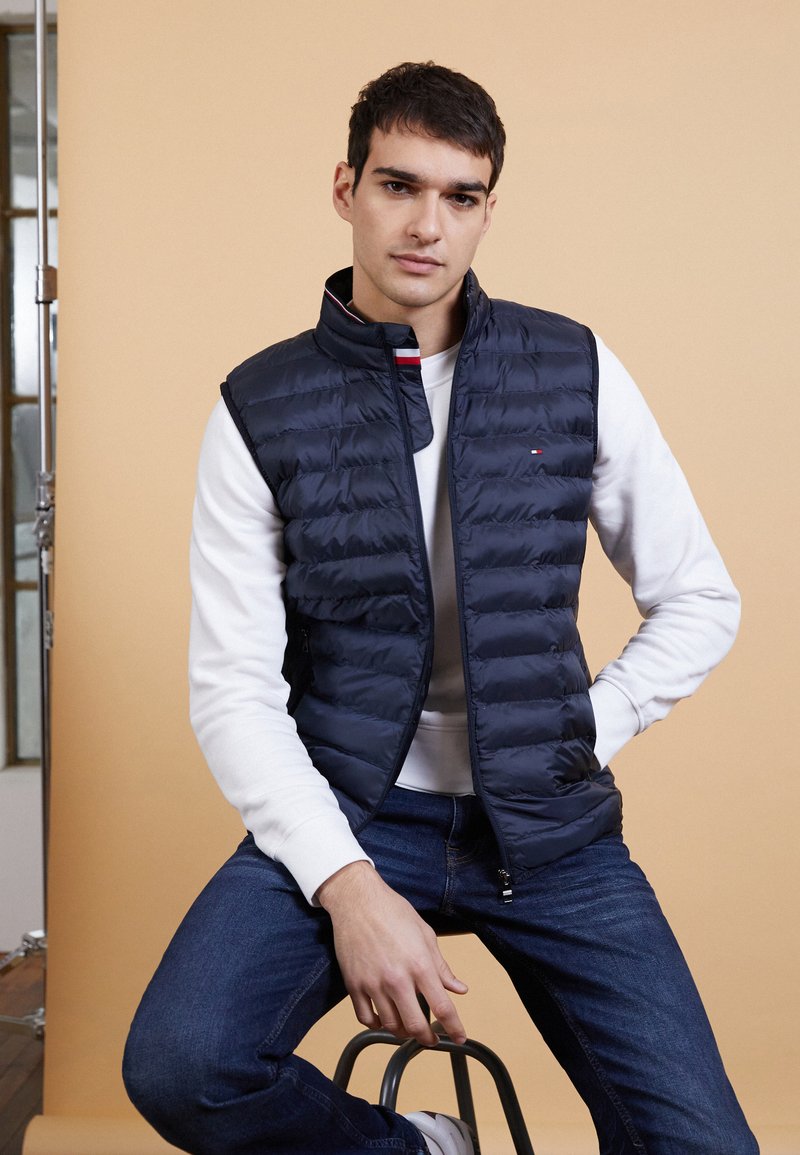 Tommy Hilfiger PACKABLE VEST - Chaleco - desert sky