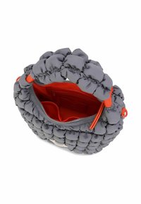 Grijze gewatteerde handtas met een elastische textuur, oranje accenten en een rood interieur met vakken en een ritssluiting.