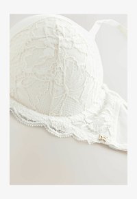 Sélectionné, cream