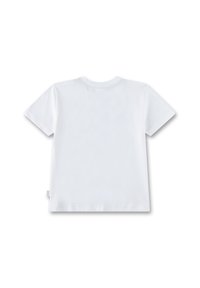 Weißes kurzärmliges T-Shirt mit rundem Ausschnitt, aus glattem Baumwollmaterial gefertigt. Mit einem kleinen Logosticker auf der linken Seite.