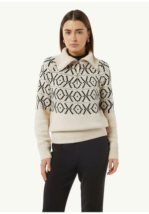 Cremefarbener und schwarzer, gemusterter Pullover mit breitem Kragen und Viertelreißverschluss, der geometrische Designs sowie gerippte Bündchen und Saum aufweist.