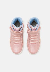 Zapatillas sintéticas rosas con un acabado brillante, que cuentan con un cuello acolchado azul, una correa de velcro y acentos decorativos en oro y plata.