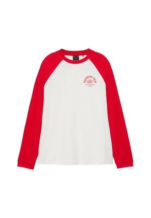 T-shirt blanc à manches longues avec manches raglan rouges et col, petit logo texte rouge sur la poitrine supérieure gauche.