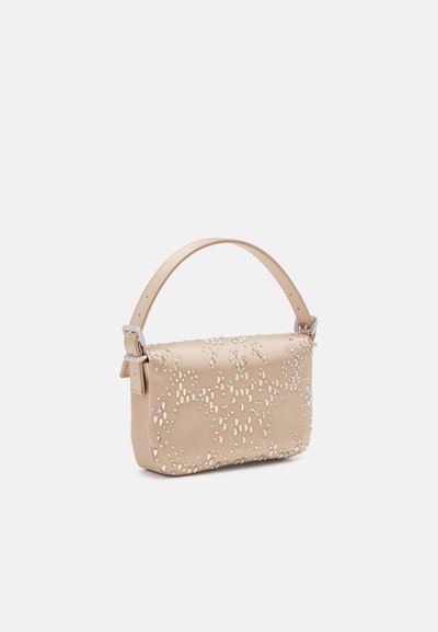 Beige lædertaske med en struktureret form, der har et dekorativt mønster af små, teksturerede detaljer på forsiden og et kort håndtag.