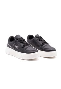 Schwarze Ledersneaker mit weißen Sohlen, runder Zehenform und strukturierten Oberflächen. Mit schwarzen Schnürsenkeln und dezenten diagonalen Akzenten an den Seiten.