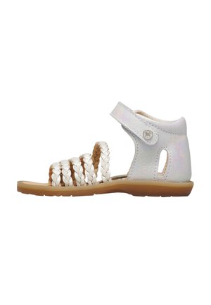 Biały sandał dla malucha z plecionymi paskami z przodu, wsparciem na kostkę, zapięciem na rzepy i jasnobrązową podeszwą, pokazany z boku na białym tle.