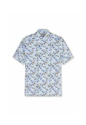 Lichtblauw overhemd met korte mouwen en knopen, met een bloemmotief in tinten blauw, groen en bruin, plat neergelegd op een witte achtergrond.