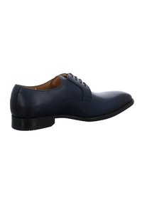 Chaussure en cuir bleu marine à lacets avec une texture lisse, un bout rond et une semelle en caoutchouc noir bas. Accent de lacets bordeaux. Design simple.
