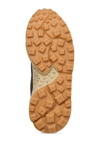 Guma podešev s texturovaným úchopem, v hnědé barvě se čtvercovými a trojúhelníkovými výběžky; svršek vyroben z tmavé tkaniny s puntíkovanými akcenty.