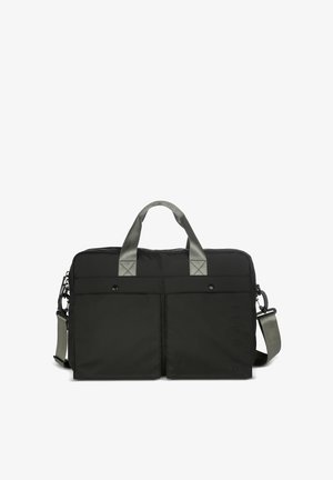 Zwarte rechthoekige laptoptas met twee voorvakken, grijze handvatten en een verstelbare schouderriem op een witte achtergrond.