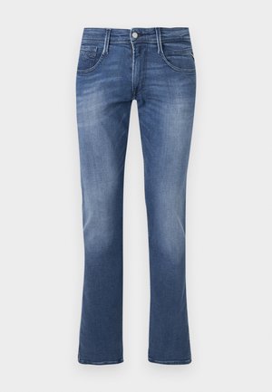 Blaue Jeans im Slim-Fit-Stil mit Frontknopf, Reißverschluss sowie Vorder- und Hintertaschen auf weißem Hintergrund.