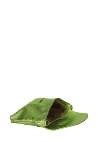 Clutch bag verde metallico con design piatto, chiusura con zip e tasca interna. Presenta una texture liscia e un accento minimalista con patta.