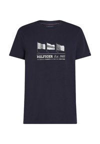 Camiseta de algodón azul marino de manga corta, con un gráfico de tres banderas y el texto en blanco "HILFIGER Est. 1985". Diseño clásico de cuello redondo.