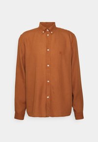 Camicia marrone con bottoni, a maniche lunghe, realizzata in tessuto morbido, con un sottile logo sul petto e un design classico del colletto.