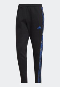 Pantaloni sportivi neri con una finitura testurizzata, caratterizzati da dettagli a quadri blu lungo i lati e un logo Adidas ricamato blu sulla coscia.