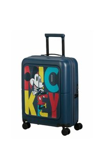 Valigia rigida di colore blu scuro con un design grafico colorato di Topolino e la scritta in lettere grandi "MICKEY". Quattro ruote e manico estensibile.