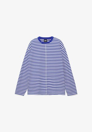 Blauw-wit gestreept shirt met lange mouwen, een ronde hals en een zichtbare centrale naad aan de voorkant.