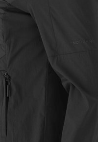 Giubbotto nera resistente alle intemperie con una texture liscia, dotato di chiusura con zip e la parola "ENDURANCE" impressa sulla manica.