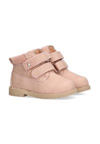 Botas de tobillo de ante rosa con dos correas de velcro, acento de estrella y detalles perforados. Suela de goma para tracción y durabilidad.