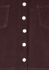 Tessuto in velluto a coste marrone scuro con cinque bottoni automatici argentati e due tasche frontali rettangolari.