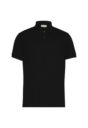 Polo noir en tissu respirant, avec un col classique, des manches courtes et un logo discret sur la poitrine. Texture douce.