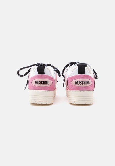 Ζευγάρι ροζ και λευκά sneakers Moschino που φαίνονται από πίσω με ασπρόμαυρα κορδόνια και χοντρές λευκές σόλες.