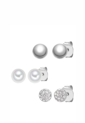 Tre par ørestikker: skinnende sølvkugler, hvide perler og sølvkugler beklædt med klare krystaller.