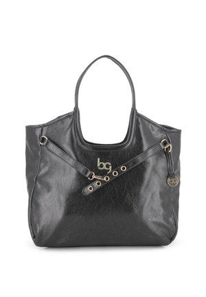 Bolso tote de cuero negro con asas dobles, correa decorativa con ojales dorados y un pequeño charm redondo dorado con el logo en el lado.