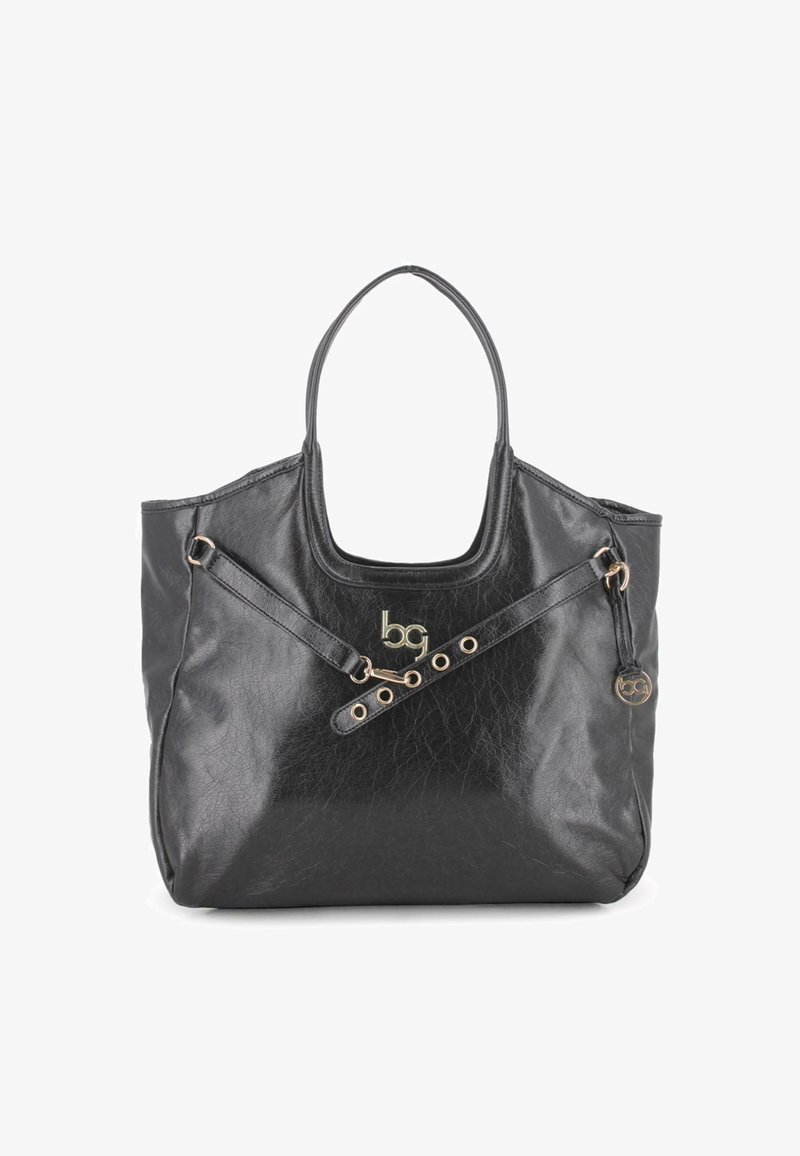Bolso tote de cuero negro con asas dobles, correa decorativa con ojales dorados y un pequeño charm redondo dorado con el logo en el lado.