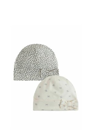 To bløde babyhuer, den ene hvid med grå sløjfer og en sløjfeaccent, den anden hvid med sorte leopardpletter og en sløjfeaccent.