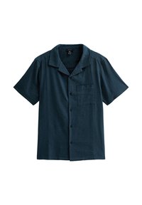 Camisa de botones de manga corta en tejido azul oscuro, con un patrón texturizado, un bolsillo en el pecho y un diseño de cuello clásico.