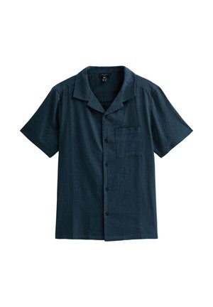 Camisa de botones de manga corta en tejido azul oscuro, con un patrón texturizado, un bolsillo en el pecho y un diseño de cuello clásico.