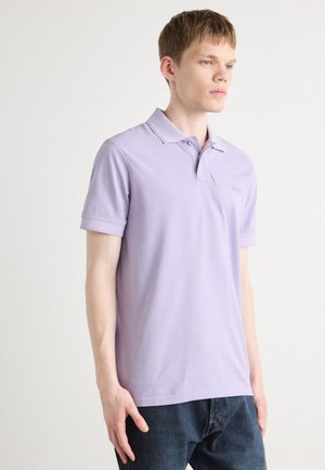 Lila Polo-Shirt mit kurzen Ärmeln und Kragen, aus weicher Baumwolle, mit einem dezenten gestickten Logo auf der Brust und einem klassischen Schnitt.