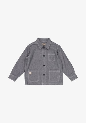 Dziecięca koszula z długim rękawem zapinana na guziki, z drobnymi pionowymi paskami w kolorze granatowym i białym oraz trzema naszywanymi kieszeniami z przodu.