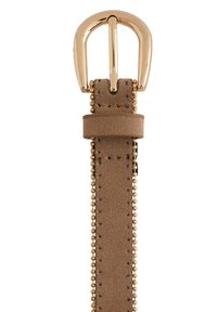 Ruskea mokkainen vyö, jossa on kullanvärinen pyöreä solki ja kultaisia helmirivikoristeita ommeltujen reunojen molemmilla puolilla.