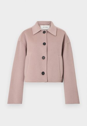 Lys mauve croppet uldjakke med lange ærmer, sorte knapper foran, sidelommer og en spids krave.