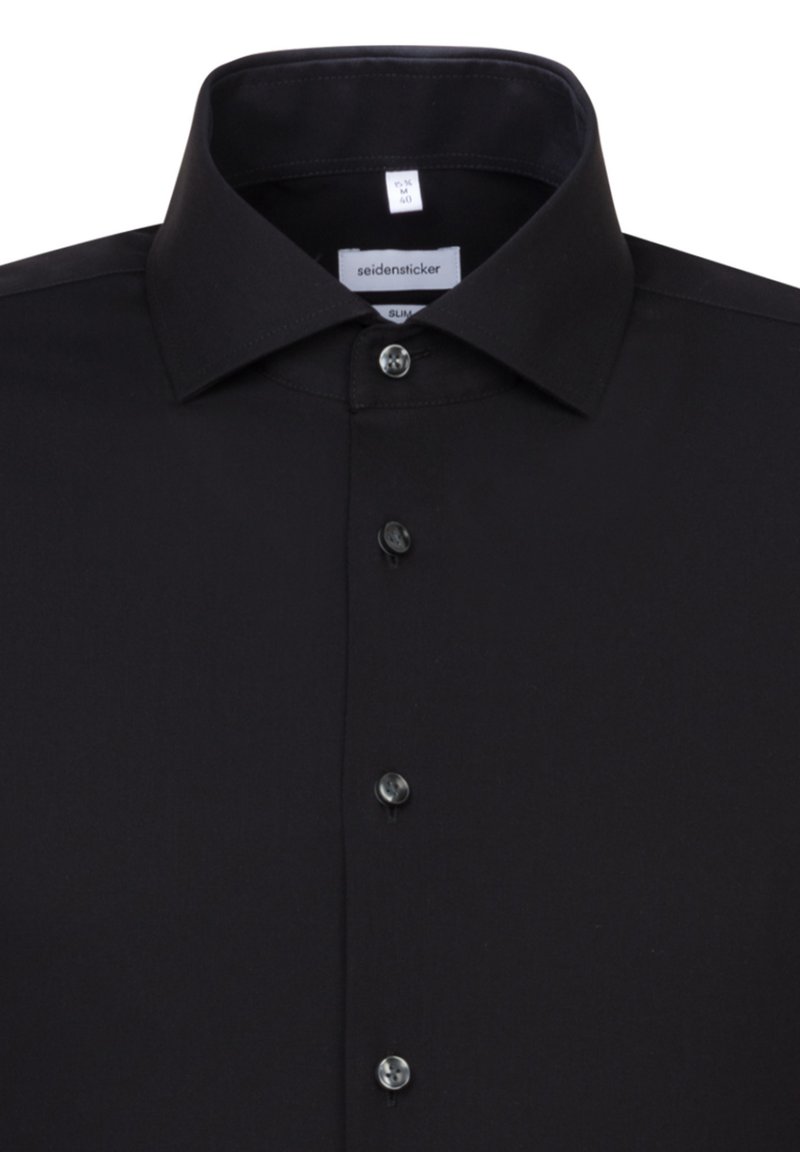 Schwarzes Slim-Fit-Hemd mit Kentkragen, sieben Knöpfen auf der Vorderseite und einer glatten Textur. Etikett im Kragen sichtbar.