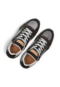 Braune und schwarze Sneaker mit Mesh-Einsätzen, weißen Schnürsenkeln und Lederakzenten. Abgerundete Zehenpartie und gepolsterter Kragen. Mit Logo auf der Zunge.