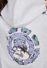 Sudadera gris con un diseño gráfico en la parte de atrás que presenta una ilustración abstracta en púrpura y verde, representando un animal estilizado.