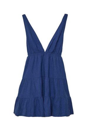 Ærmeløs mørkeblå kjole med dyb V-udskæring, elastisk talje, lagdelt nederdel og rynkede stofdetaljer.